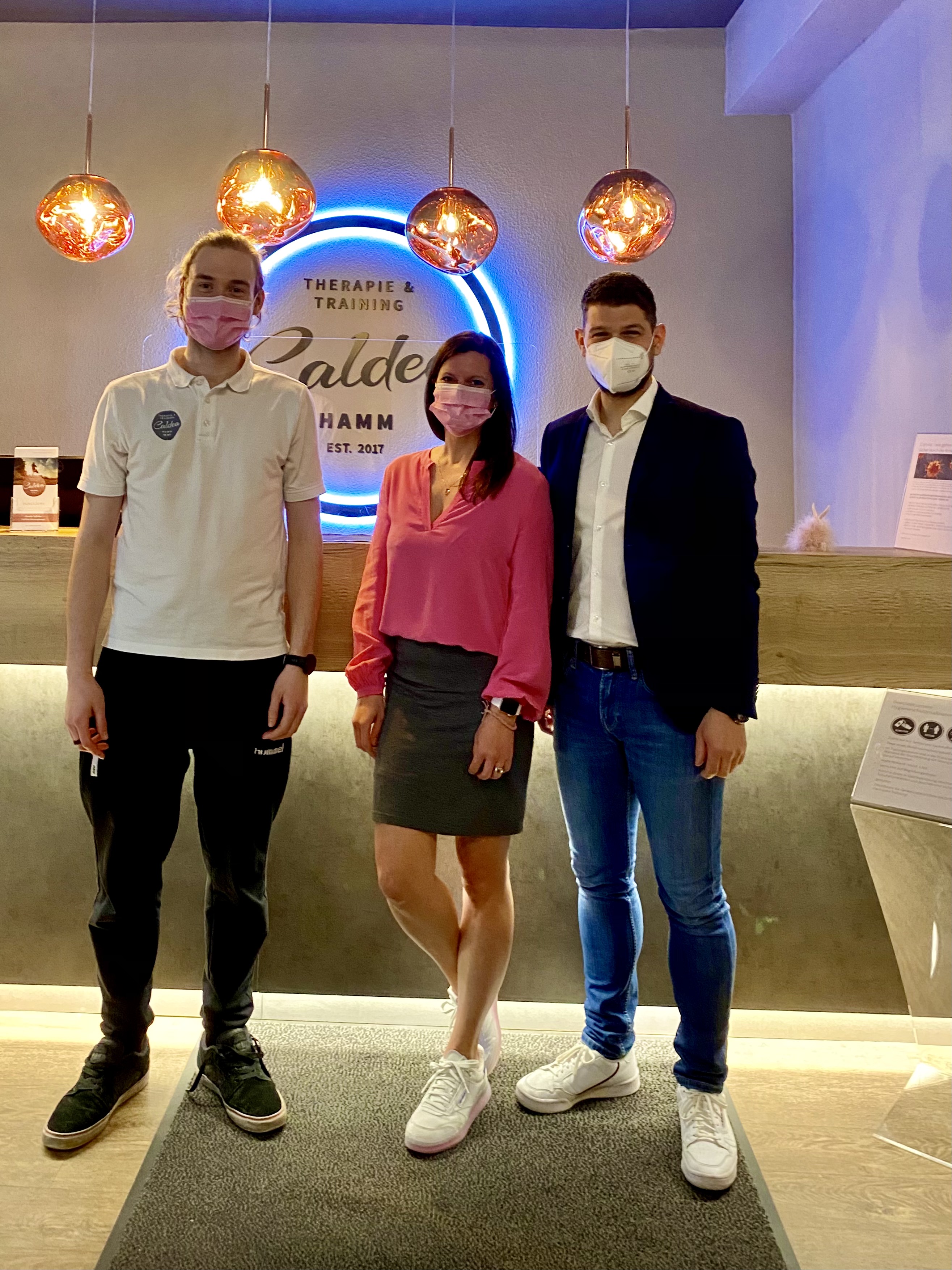 Ein Mitarbeiter, Daniela Schindler und Prof. Dr. Matthias Obinger auf dem Strategiemeeting in der TherapiePraxis Caldea, Hamm