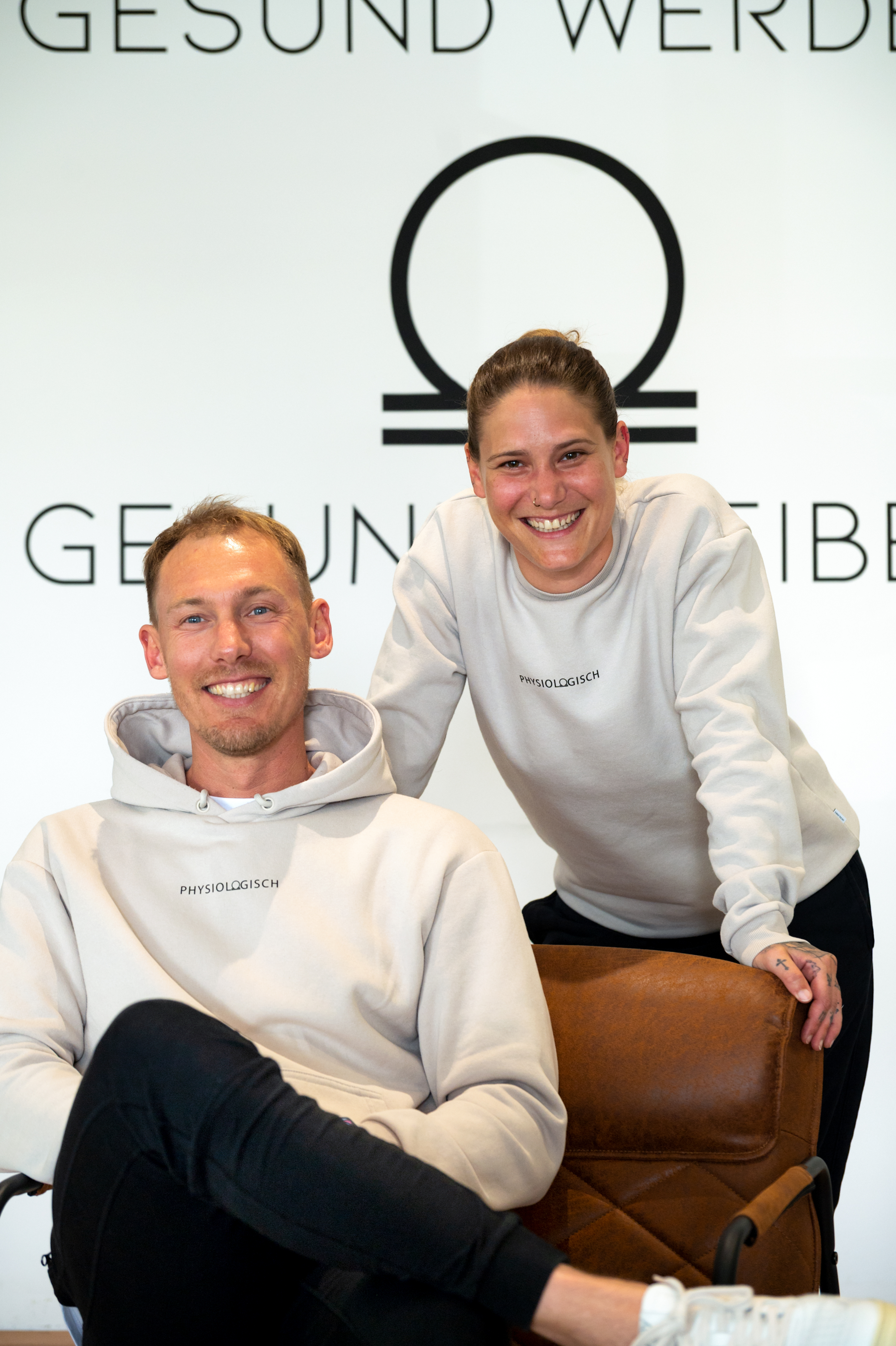 Timo Wieger und seine Schwester Meike, die ihn als Ergotherapeutin unterstützt